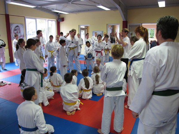 René macht die Belehrung vor dem Turnier Belehrung vor dem Turnier