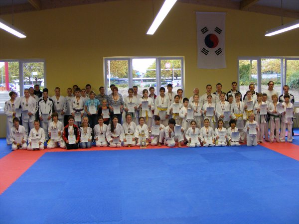 Gruppenbild der Teilnehmer mit Urkunden und Medaillen Gruppenbild der Teilnehmer