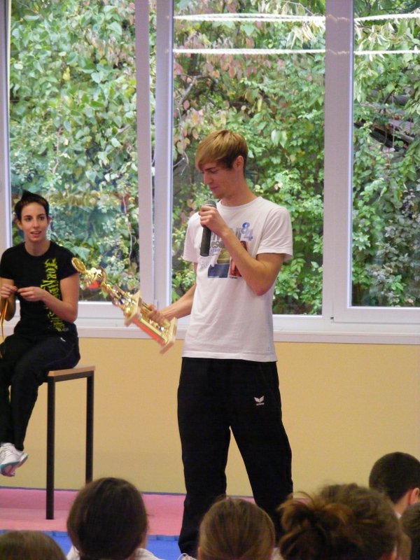 René hält den Vereinspokal in Händen Vereinspokal