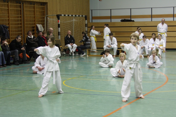 Erste Kreuzform der Weiß-Gurte Erste Kreuzform der Weiß-Gurte