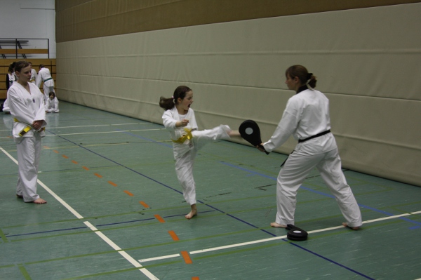 Gelb-Gurte bei Pratzenübungen Gelb-Gurte bei Pratzenübungen