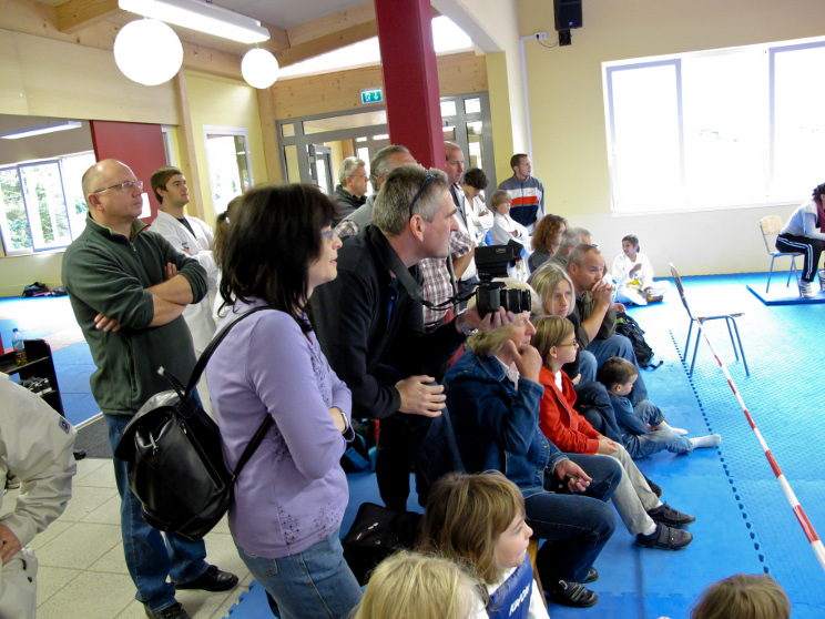 Zuschauer verfolgen gespannt das Geschehen Zuschauer verfolgen gespannt das Geschehen