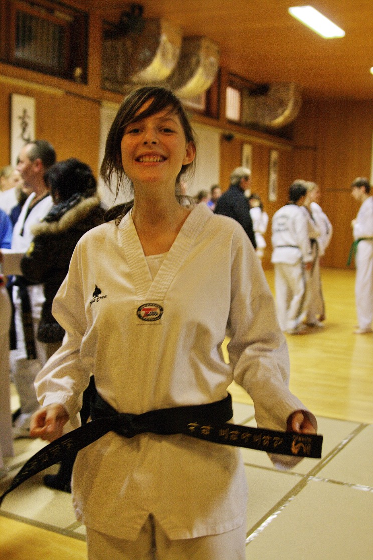 Sarah trägt den scharzen Gürtel