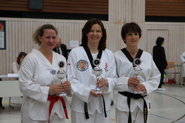 ganz rechts: Britta Scherer, 1. Platz Master 1 weiblich, 40-44 ganz rechts: Britta Scherer, 1. Platz Master 1 weiblich, 40-44