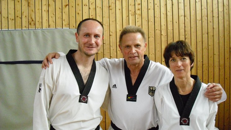 v.l.n.r. Michael Scherer, DTU Präsident Heinz Gruber, 9. Dan und Britta Scherer