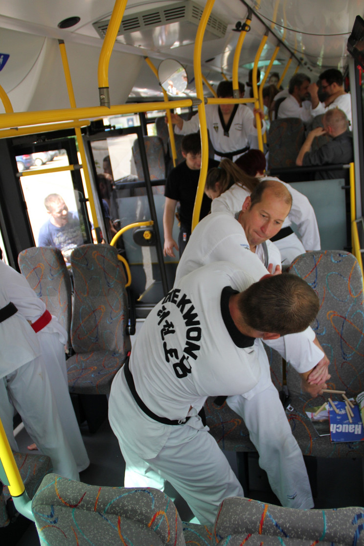 Jochen und Jörg beim SV-Training: Raumnot in einem Bus