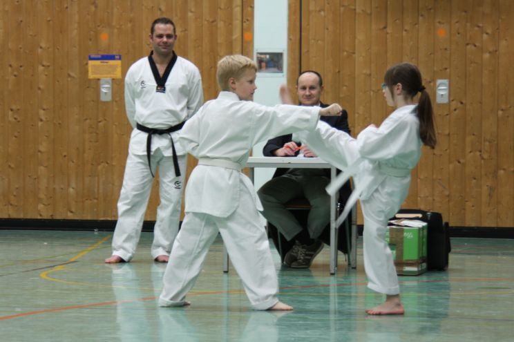 Weißgurte beim Einschrittkampf