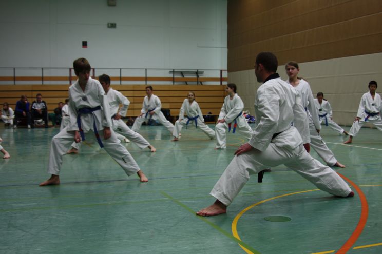 Aufwärmen und Dehnen Aufwärmen und Dehnen