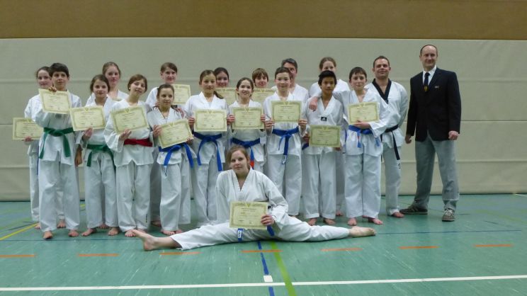 Gruppenfoto mit Urkunde Gruppenfoto mit Urkunde