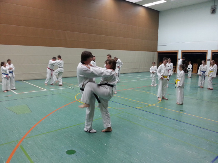 Kniestöße zum Aufwärmen