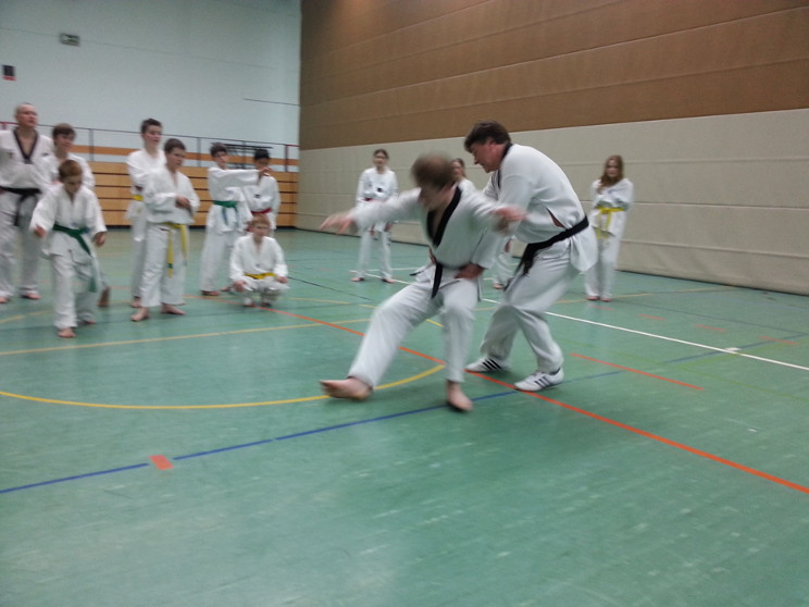 ... und schließlich durch Zug an der Hüfte zum Boden befördern.