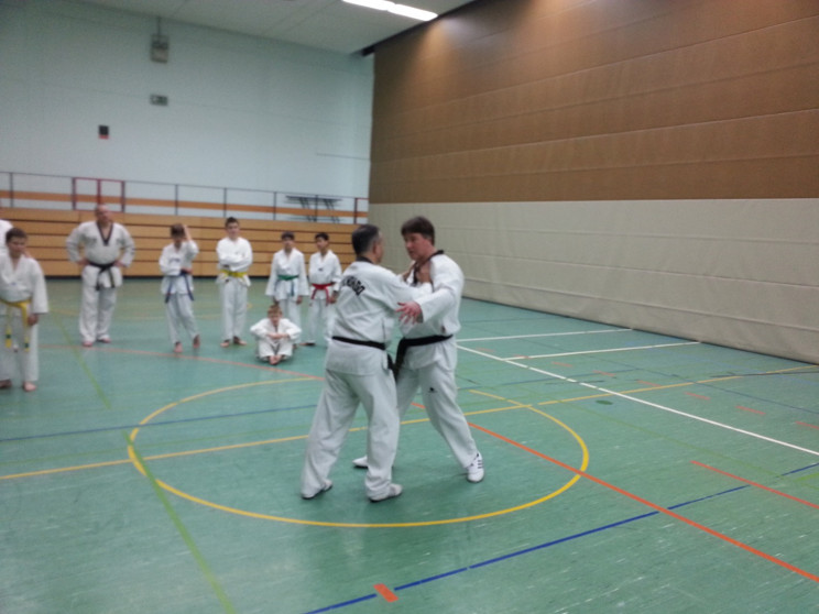 Angreifer schubst Thomas weg ...