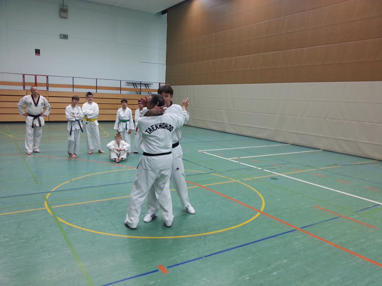 ... direkte Verteidigung in das Gesicht/auf die Nase des Angreifers ...