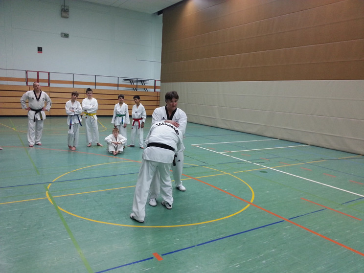 ... den Angreifer in eine unterlegene Situation bringen.