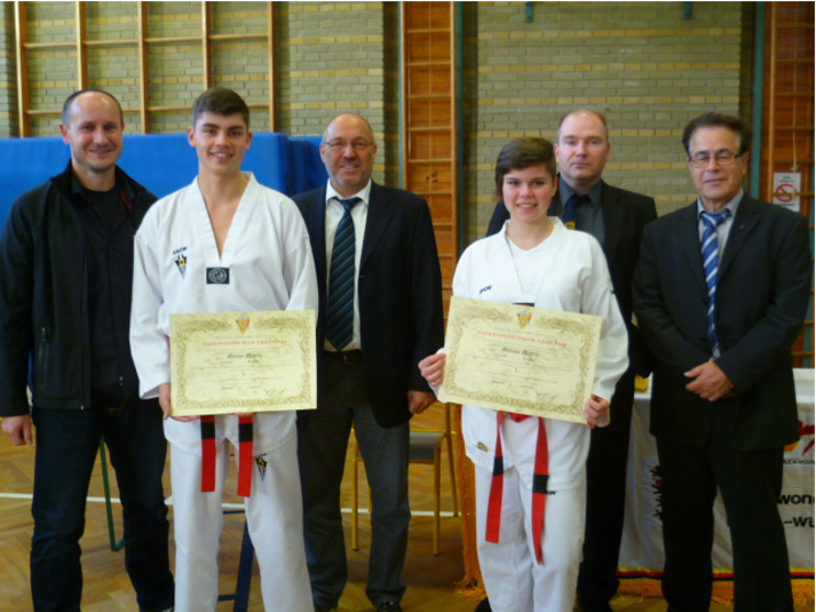 Der stolze Trainer mit seinen ebenso stolzen Schülern und den Prüfern