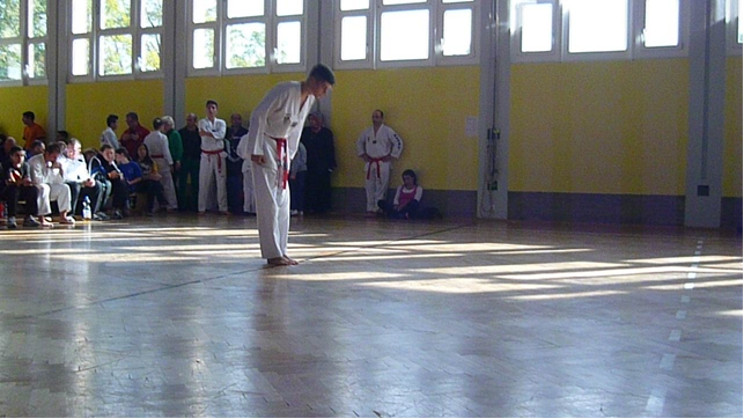 Marius beim Verbeugen zur Prüfungsform