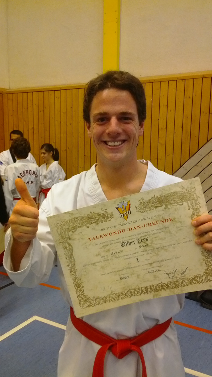 Oliver mit seiner Dan-Urkunde