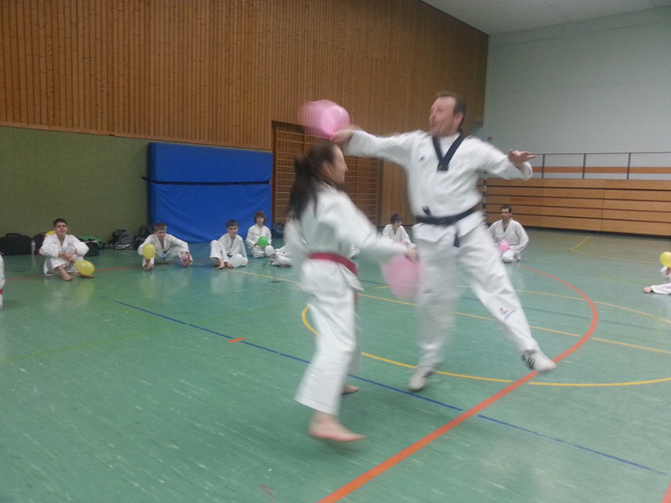 Los ging es mit dem Luftballonkampf...