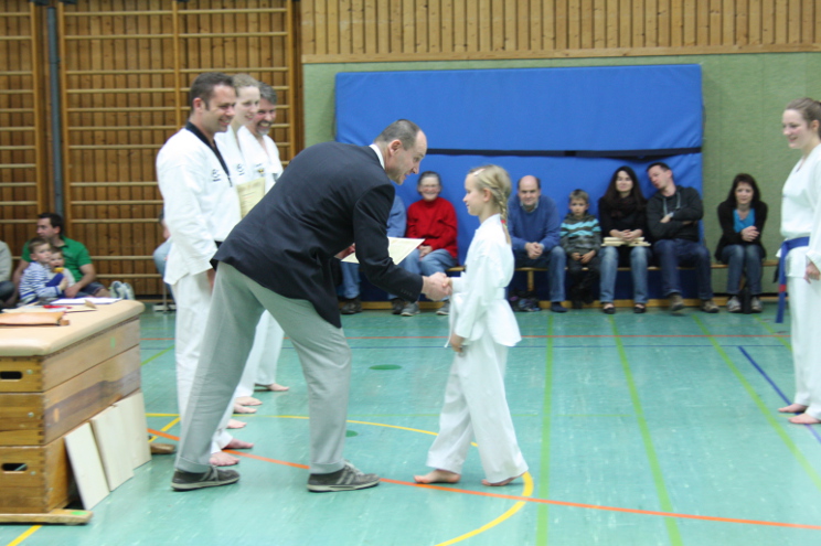 Glückwünsche des Prüfers und der Trainer zur bestandenen Prüfung