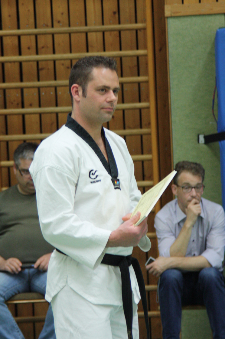 Jochen hält sie in den Händen - die begehrten Urkunden