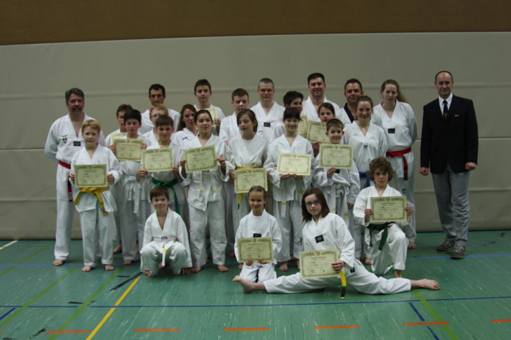 Gruppenfoto der Prüfungsteilnehmer, mit Prüfer und Trainern