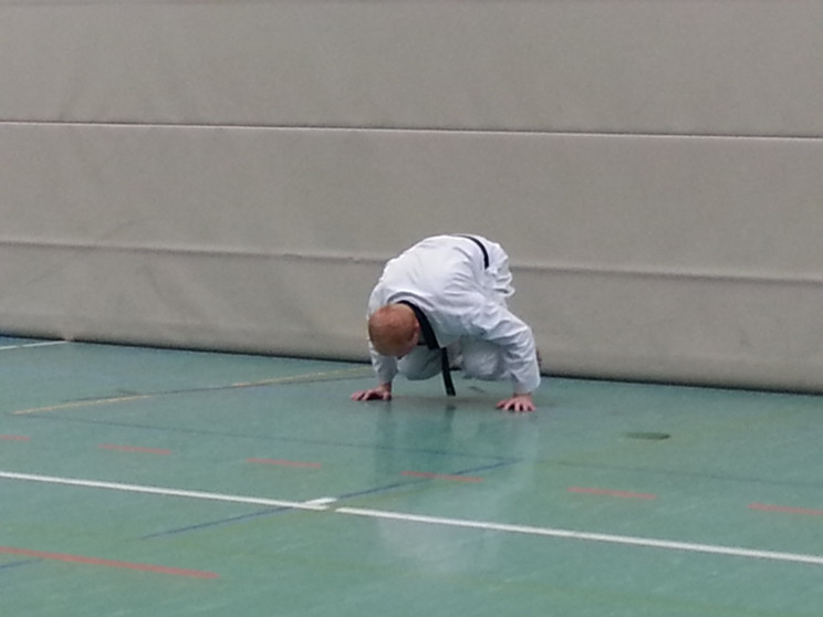 â€¦ nur die Hände sind auf dem Boden