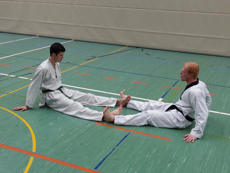 Die Beine auseinander- bzw. zusammendrücken. Die erste Runde locker, die zweite Runde Vollgas. Wer gewinnt?