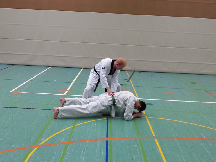 Und noch eine Kräftigungsübung, bei der man versuchen soll die Position zu halten, während der Partner an einem zieht, schiebt, drückt,...