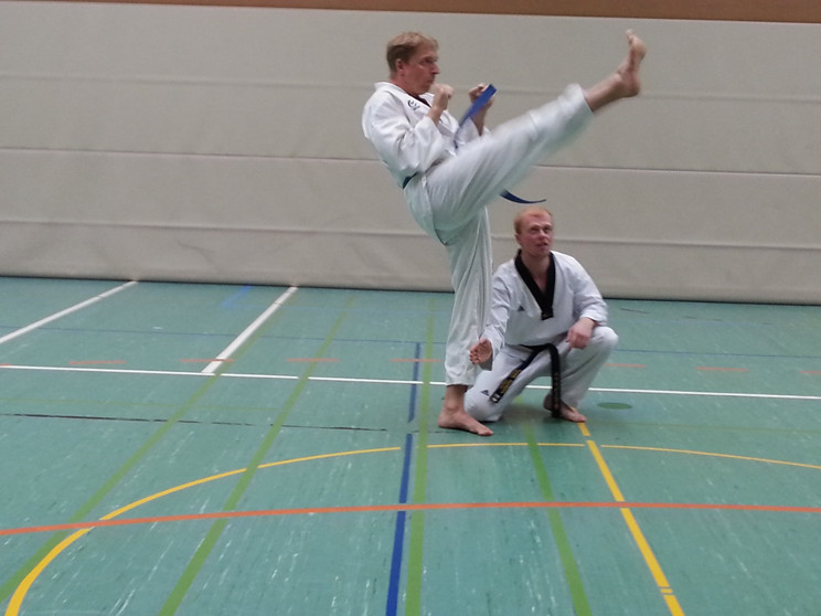 â€¦ wird man gezwungen, das Bein vor dem Kick (ap chagi) anzuziehen.