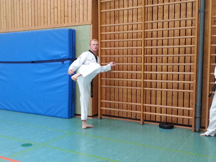 Das Bein beugen und den Oberkörper aufrecht haltenâ€¦