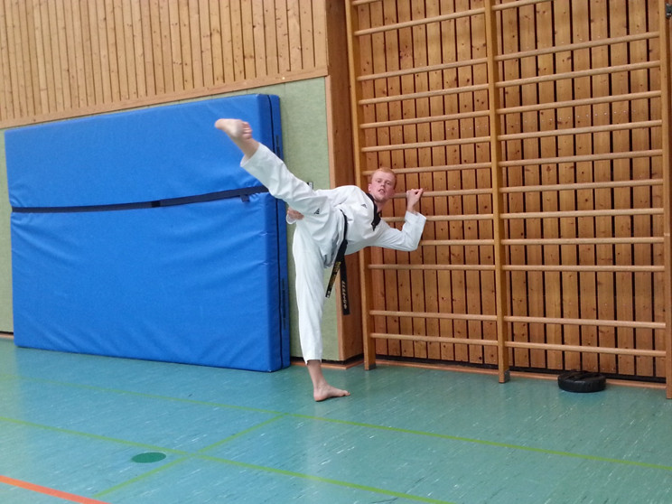 â€¦ beim Kick  das Bein strecken.