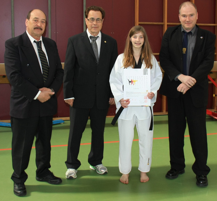 Ann-Kathrin mit den Prüfern (v.l.n.r.) Cataldo Creti, Wolfgang Brückel, Thomas Koleyko