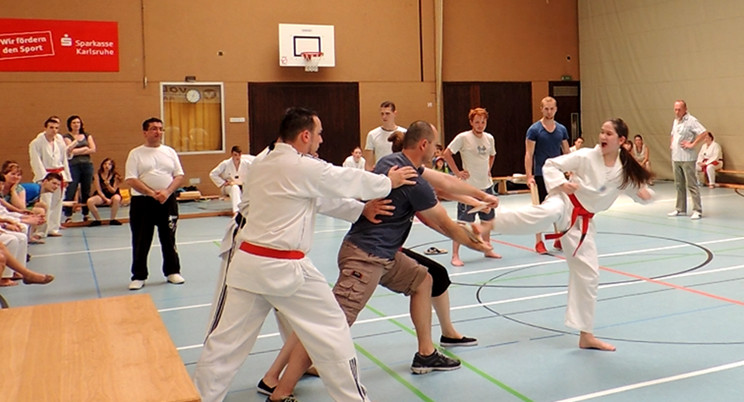 Lara Adam beim Bruchtest tora yop chagi