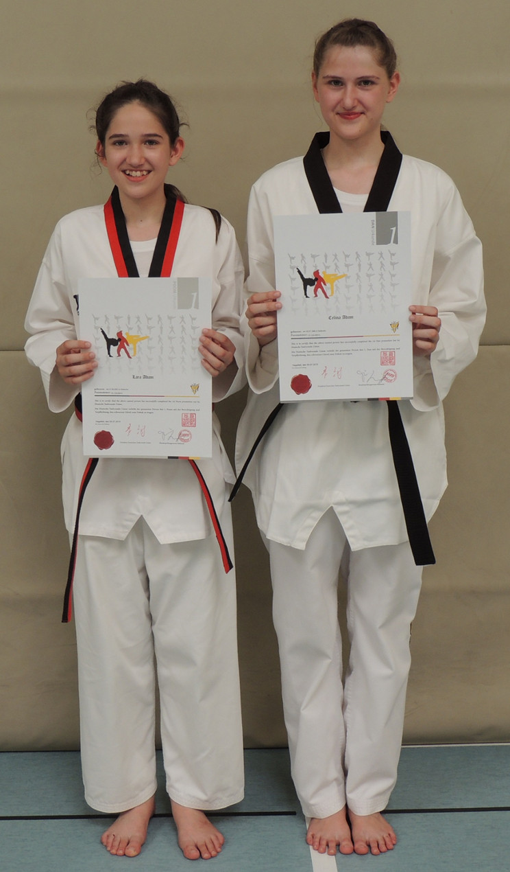 Lara Adam 1. Poom und Celina Adam 1. Dan Taekwondo