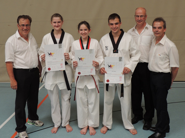 v.l.n.r. Wolfgang Brückel, Celina Adam, Lara Adam, Oliver Schmid (TKD Weingarten), Bernhard Güntner, Rudi Krupka