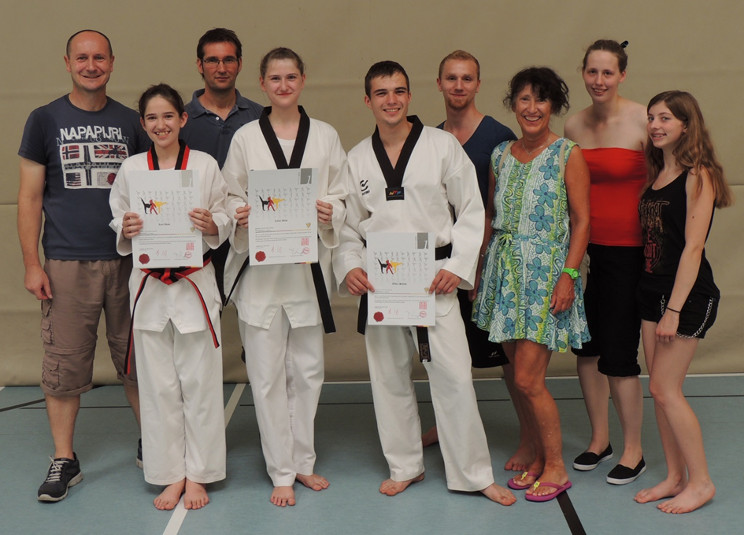 Die Prüflinge mit Freunden und Unterstützern vom TKD Spöck und TKD Weingarten