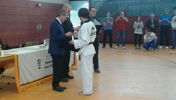 Britta bei der Urkundenübergabe